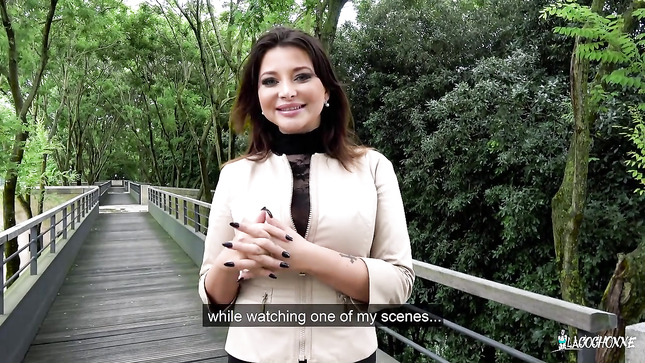 Французский соблазн: русская брюнетка в тройном экстазе