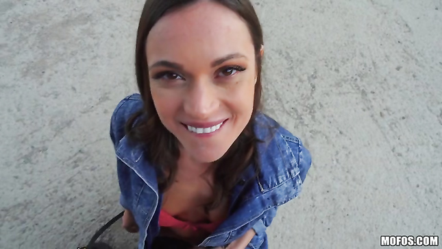 Alyssa Reece в чулках трахается с пикапером на улице