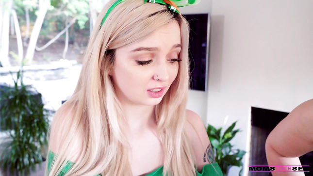 Нежная Lexi Lore практикует ЖМЖ с мамочкой