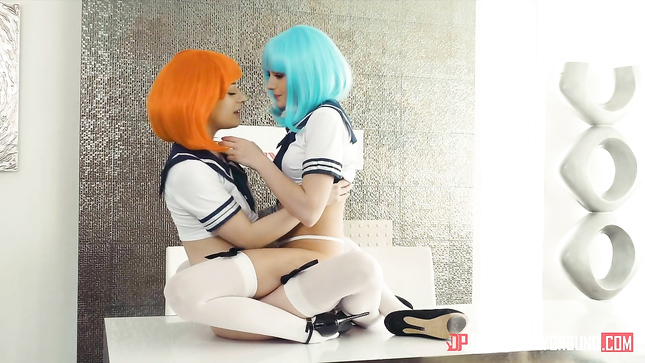 Девчонки в париках вылизывают сладкие киски на столе