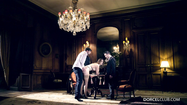 Дамочка в чулках проиграла в шахматы и нарвалась на групповой секс