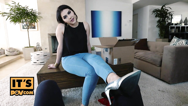 Итальянка сняла джинсы и выпросила трах в попку