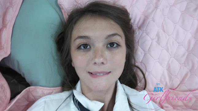 Студентка в мини: страсть под взглядом скрытой камеры