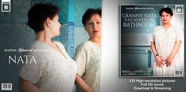 Бабка в душе наслаждается пальчиками и резиновым членом