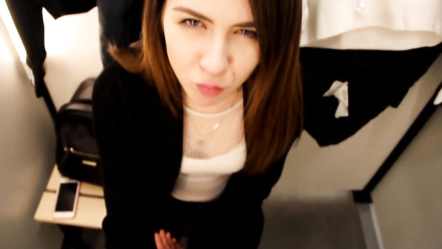 Глубокий минет в примерочной