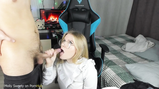 Студентка отблагодарила минетом за помощь