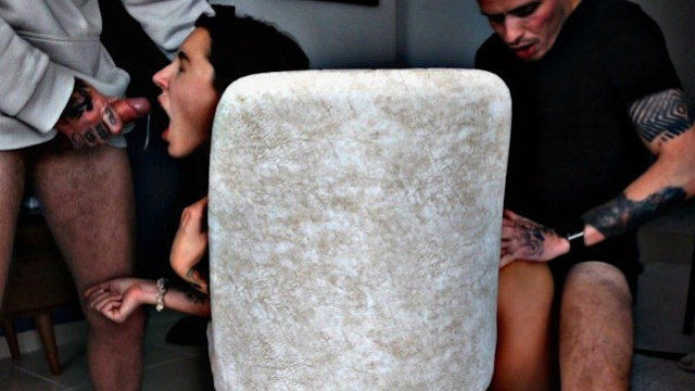 Развратница кайфует от двух членов