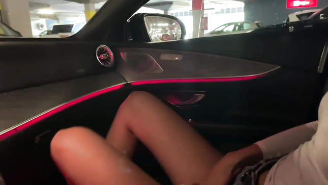 Первокурсица 💃 доводит до оргазма в машине