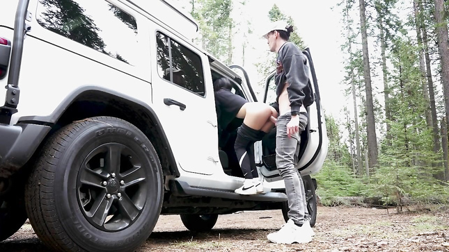 Милашка трахается в машине посреди леса