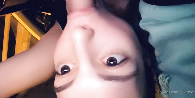 Телочка с большими глазами сосет длинный член