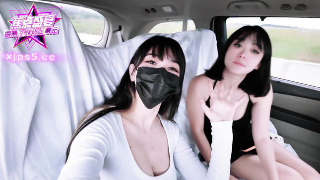 Лесби поигрались в машине и отдались парню на кровати