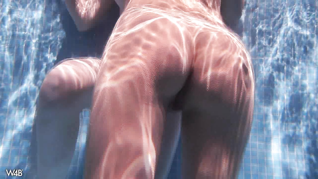 Эротическое представление с двумя милашками в бассейне