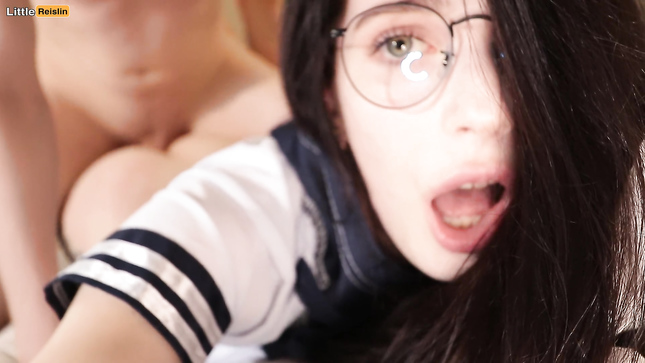 Очкастая Little Reislin кончает в общаге