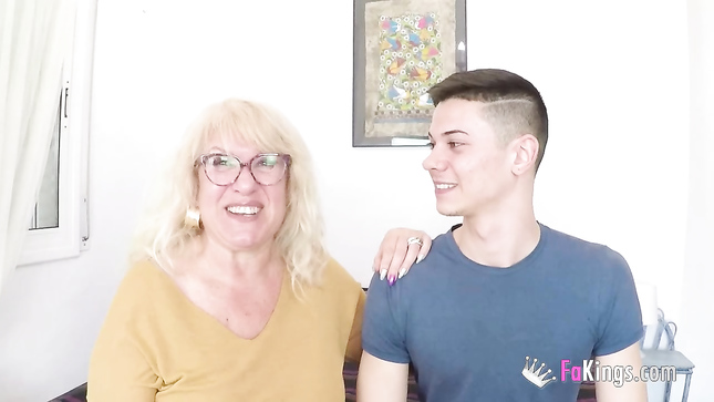 Похотливая милфа лишает студента невинности