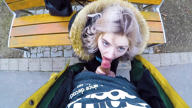 Шлюшка заглатывает болт в парке