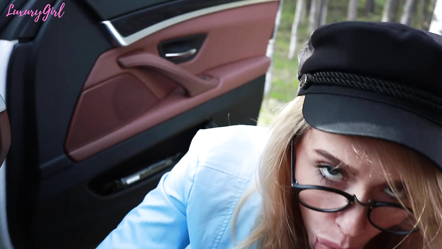 Милашка глотает сперму в тачке