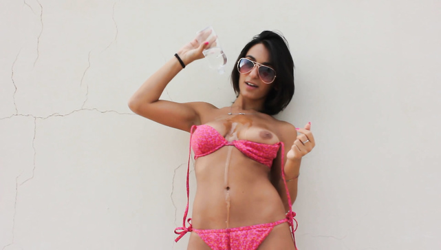 Гламурная штучка в масле ласкает себя пальчиками