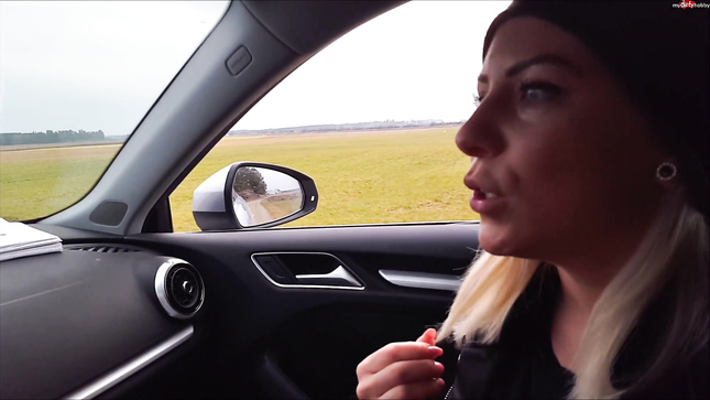 Автостопщица в лосинах глотает сперму