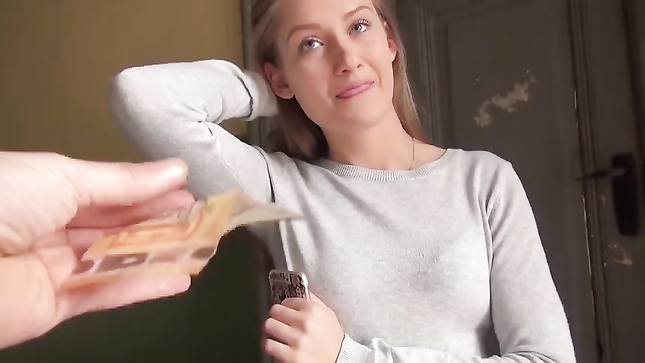 Блондинка в чулках кончает с пикапером